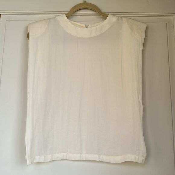 NEW Without Tag Sleeveless Silky Blouse With Small Shoulder Pads By Tart - Picture 1 of 7